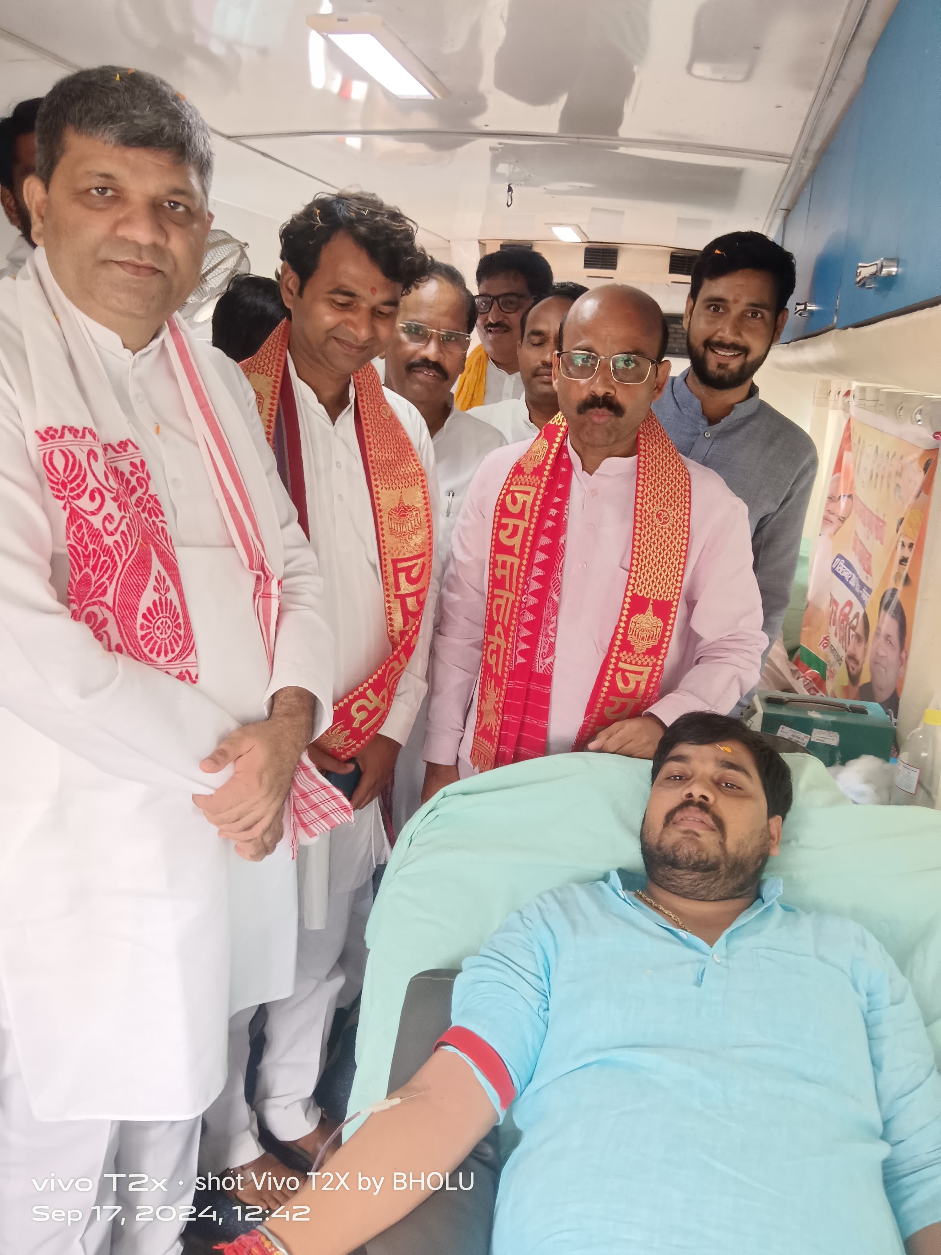 अभिषेक कुमार रक्तदान करते हुए