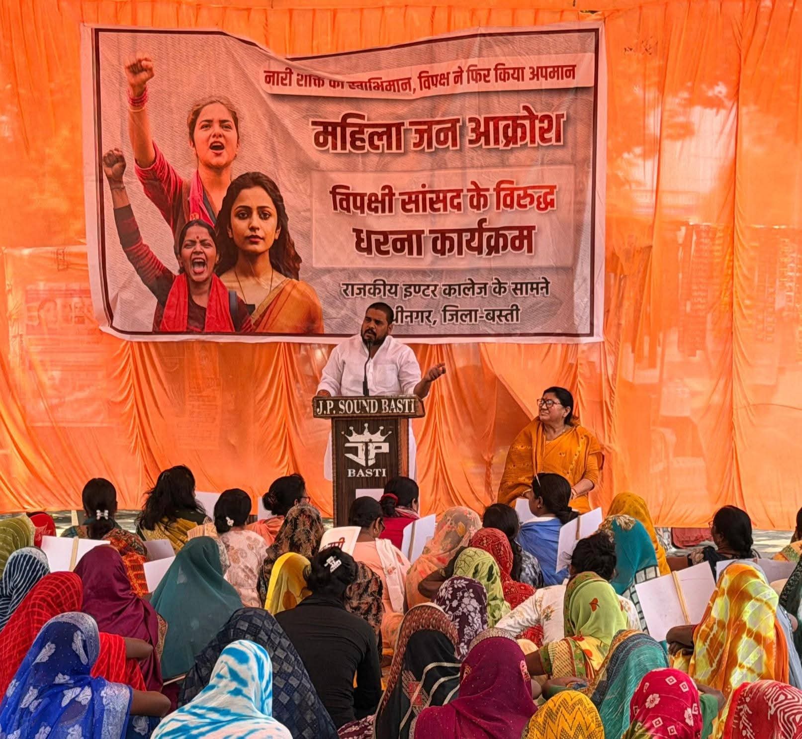 अभिषेक कुमार नारी शक्ति को संबोधित करते हुए